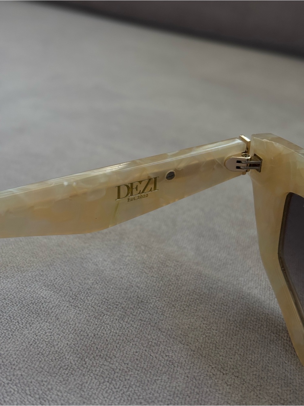 Dezi On Read Sunglasses in Limestone Smoke Faded color. NWOT - Picture 4 of 5